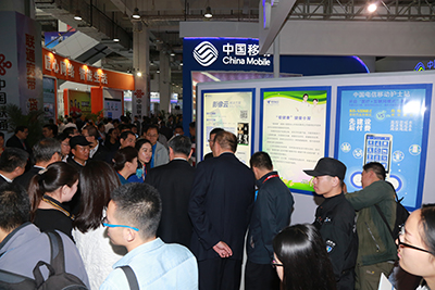 天坦移動(dòng)醫(yī)、護(hù)亮相信博會(huì)，展臺(tái)前人頭攢動(dòng)