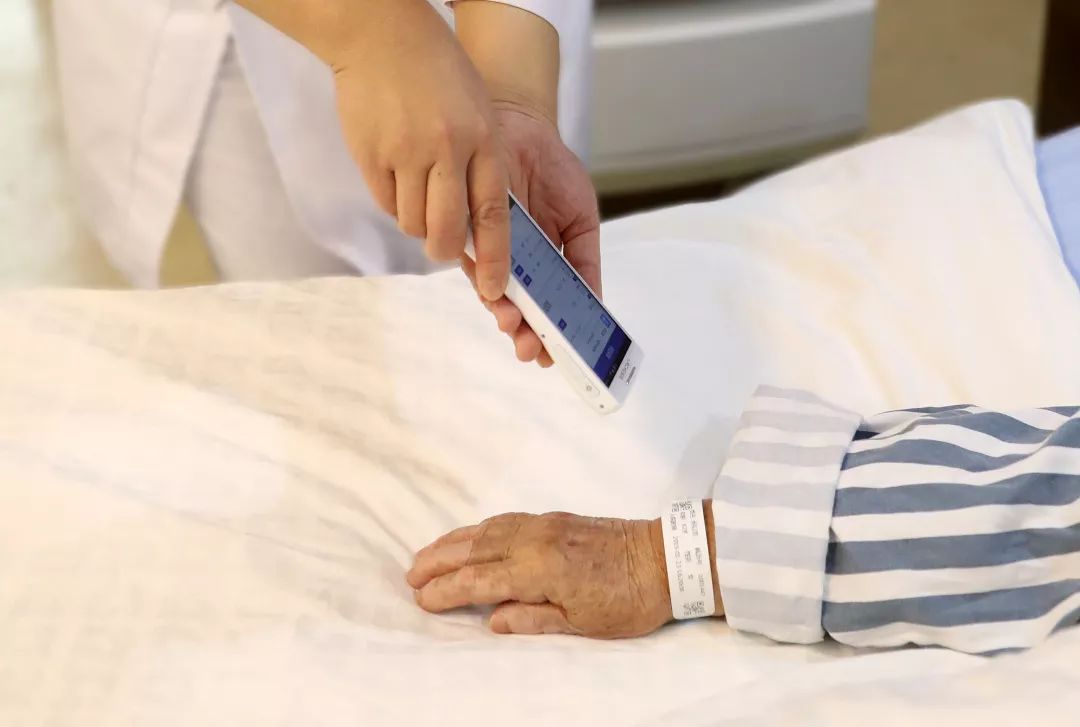 首發(fā)丨走進智慧病房，用科技托起生命的重量